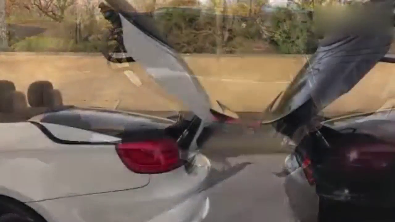 两辆宝马跑车同时变形的瞬间，才知道硬顶和软顶的区别有多大