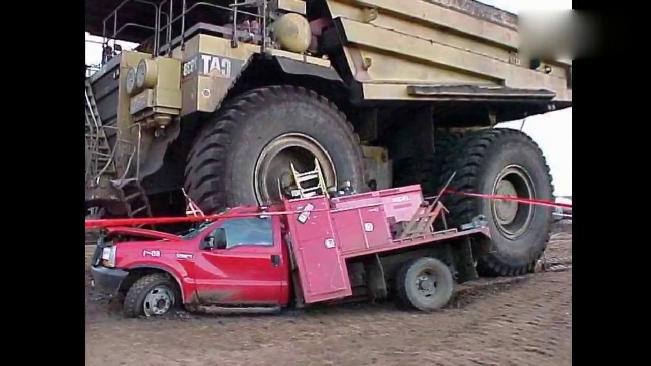 世界最大的卡车跟轿车比起来的，真的不是一个级别的