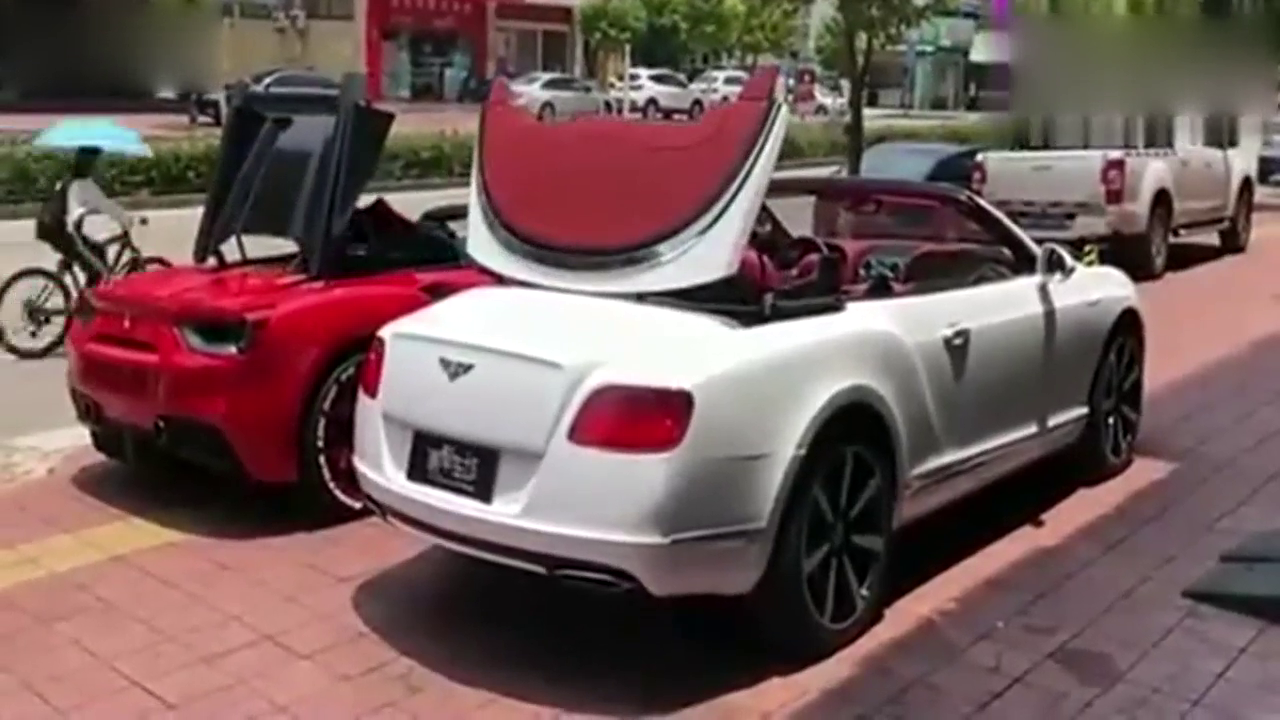 两辆敞篷跑车，比赛看谁的变身速度快，没想到这么酷炫