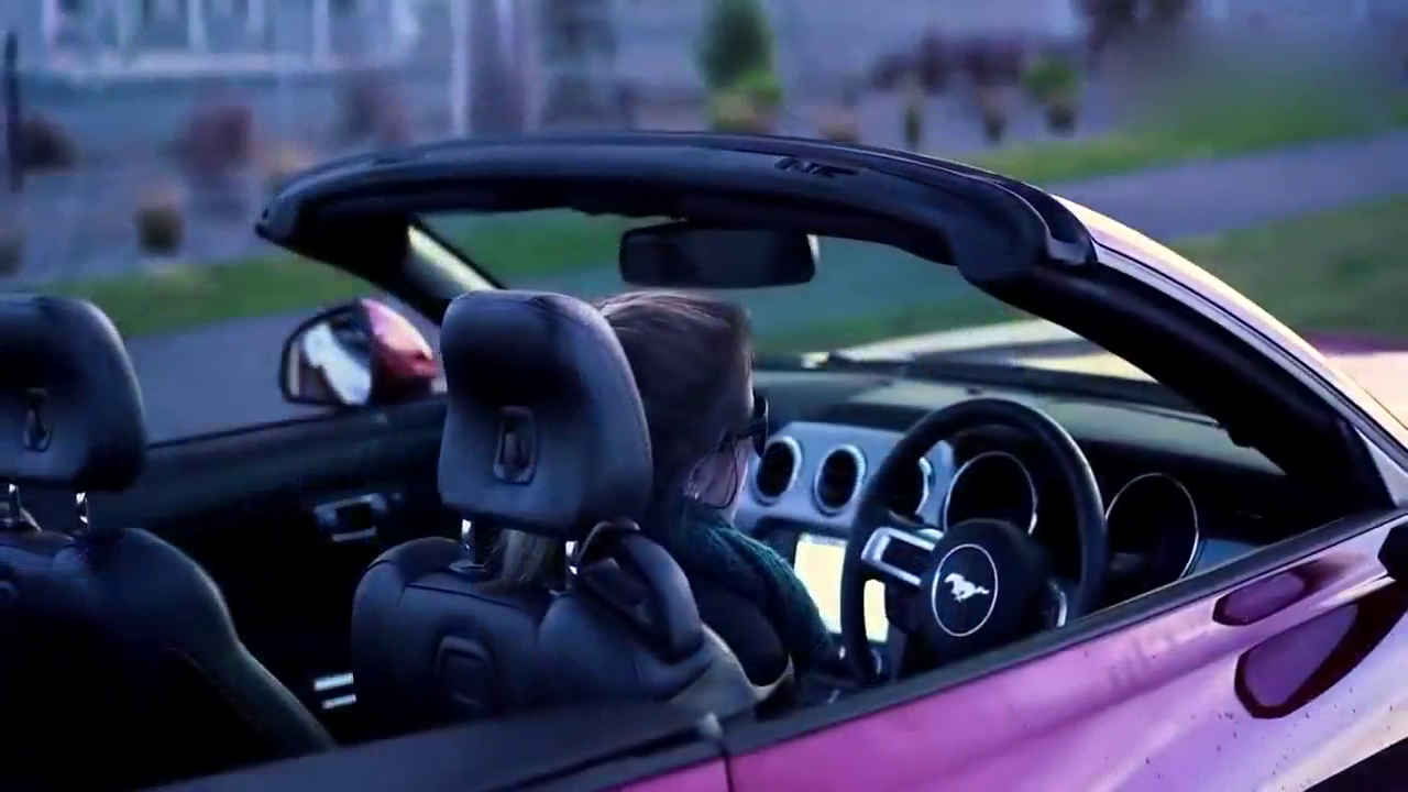 福特野马敞篷版跑车，这劲看起来不比宝马差劲！