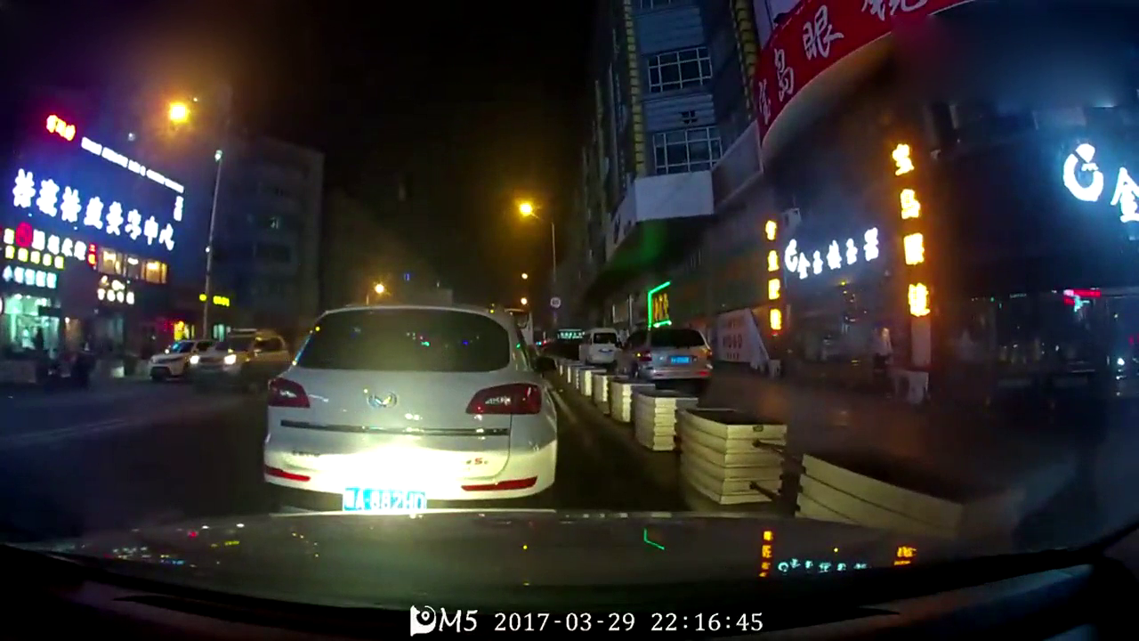 倒霉！观察了这么久还是被出租车怼了