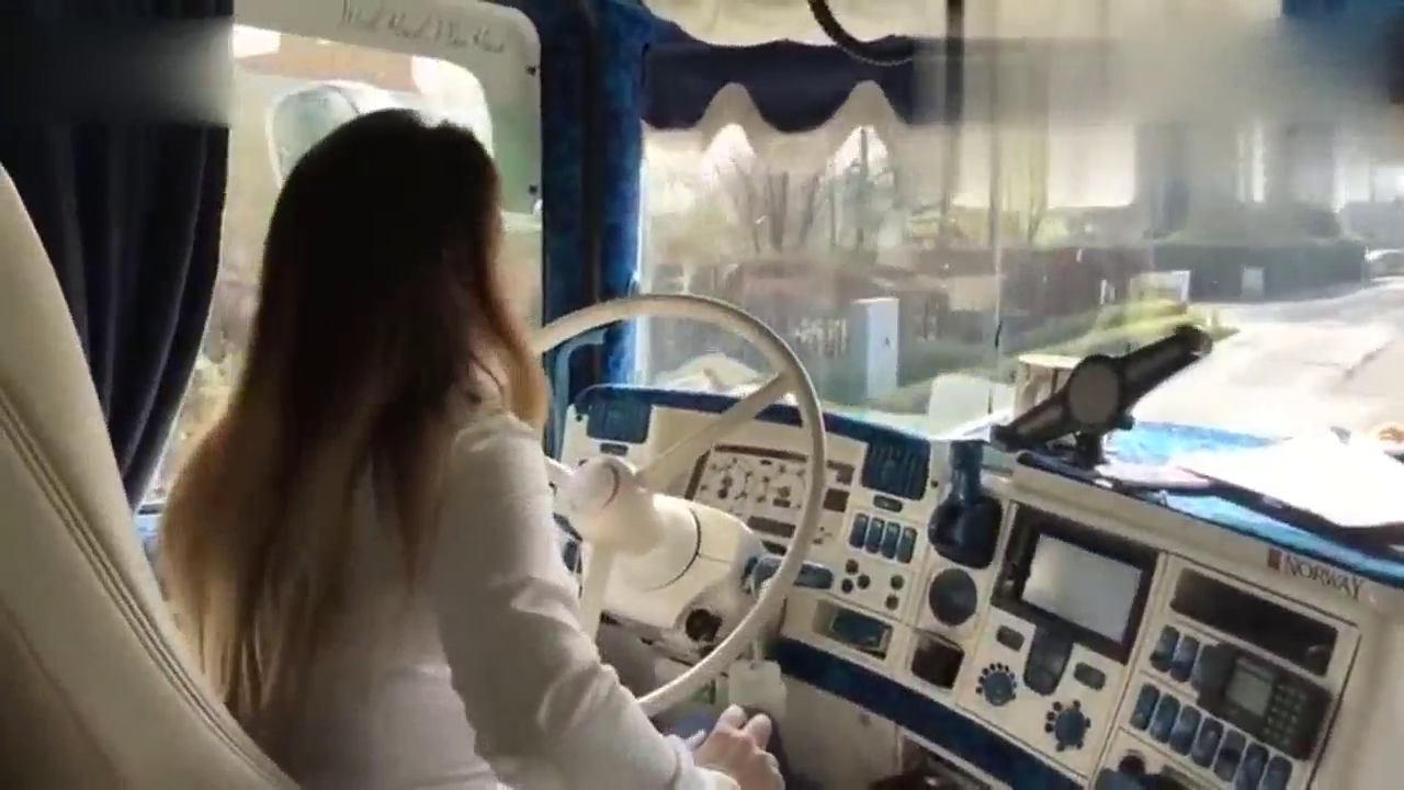 像这样漂亮的卡车女司机，真的非常少见了