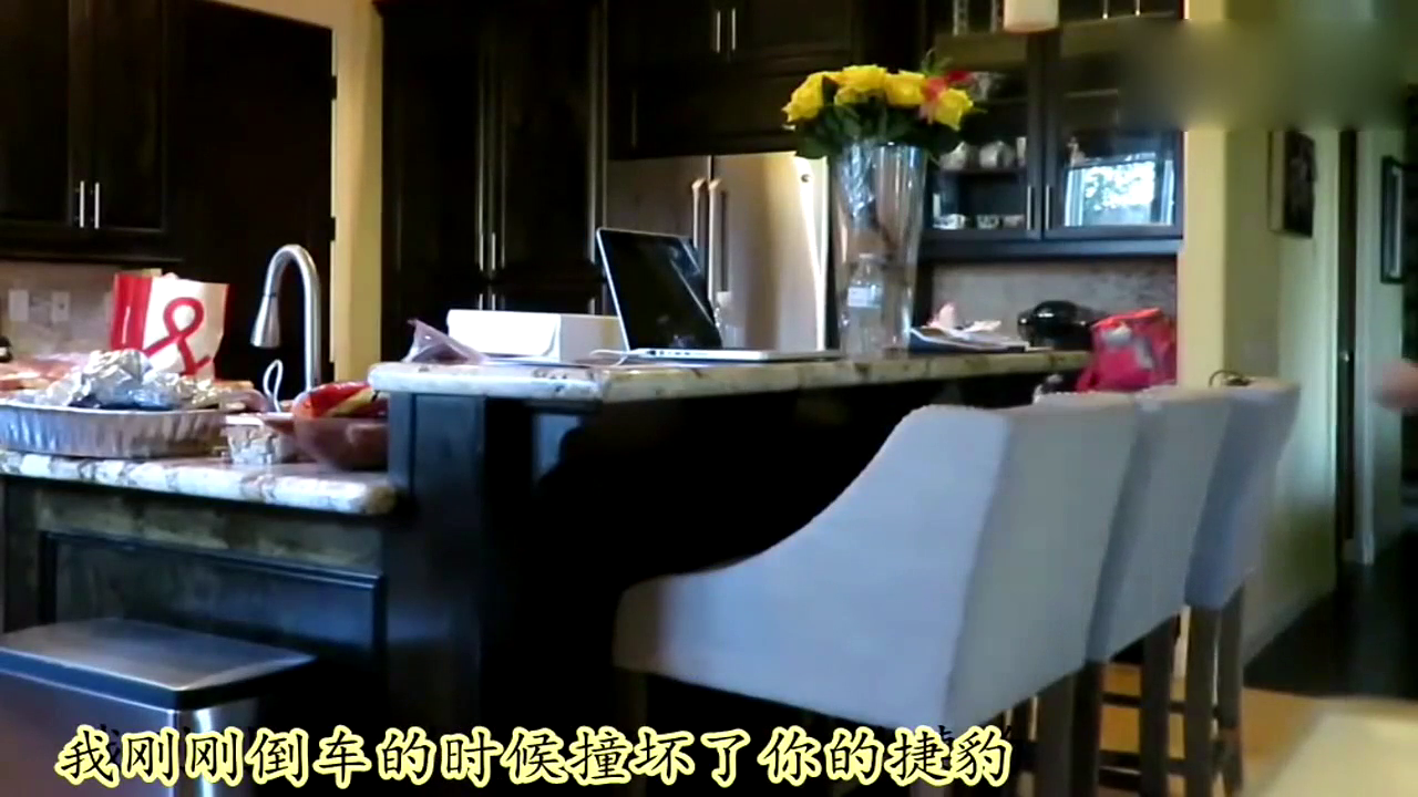 300万的跑车被儿子开路虎撞了，老爸看到现场后直接失控了