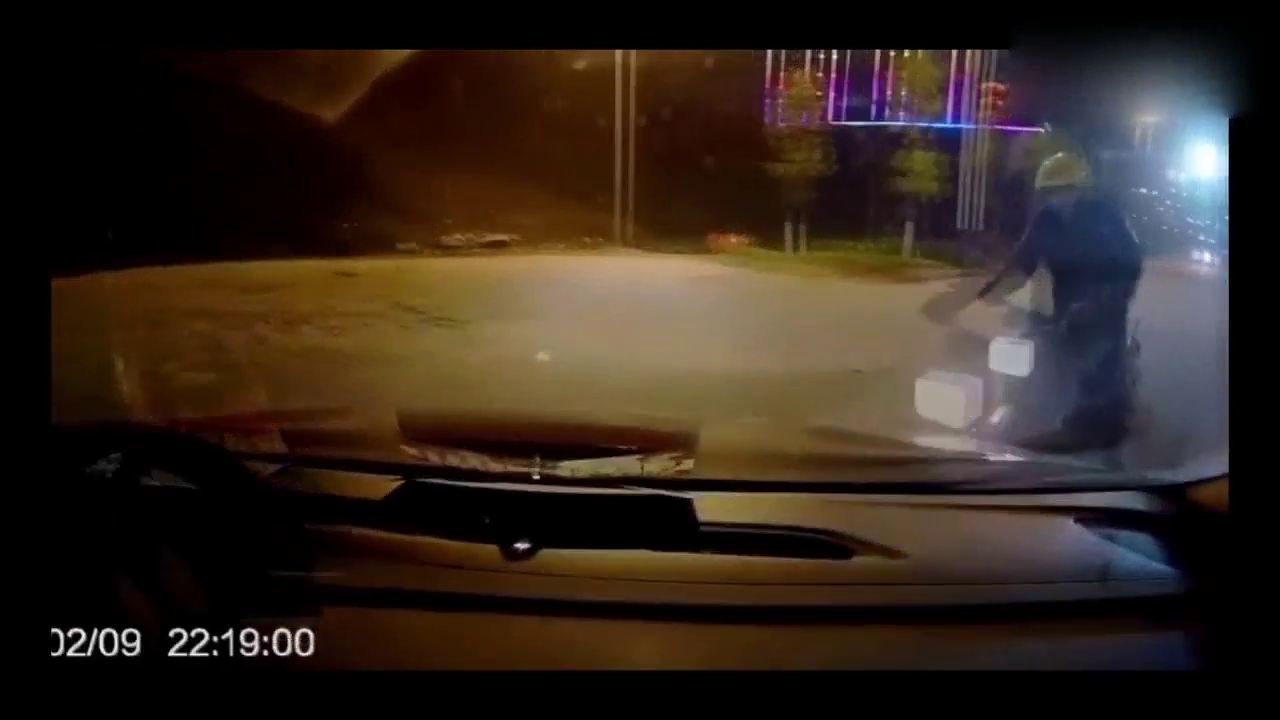 轿车左拐，眼睁睁看着电动车撞过来