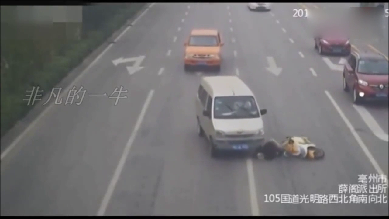 任性大妈骑电动车横穿马路，监控拍下被撞的悲惨全过程