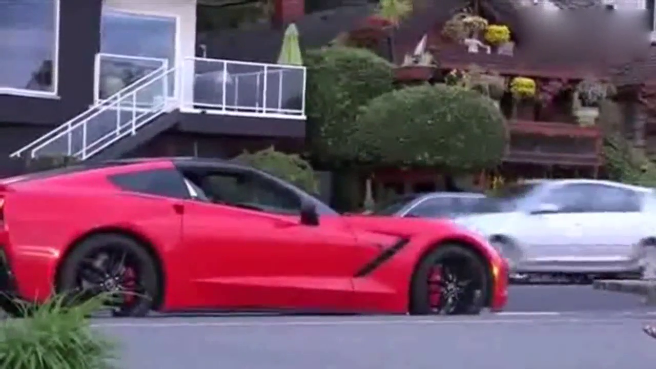 光天化日之下被人抢走价值三百万跑车，十秒钟后才知道什么叫活该