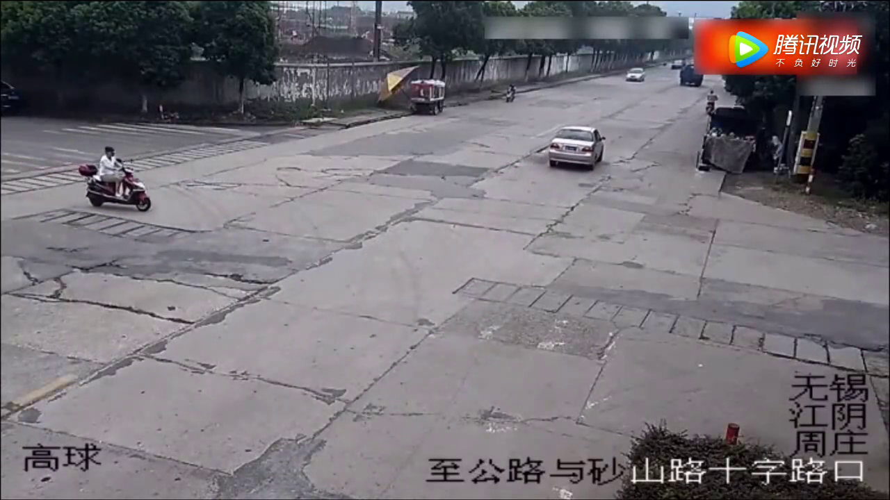 作死电动车闯红灯，货车猛踩刹车救他一命，可惜还是被轿车撞了