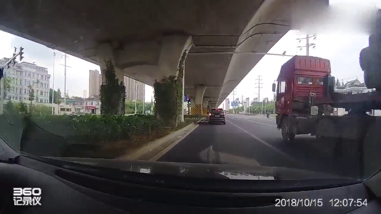 大卡车路口不减速，万一出现什么问题，后悔一辈子都来不及