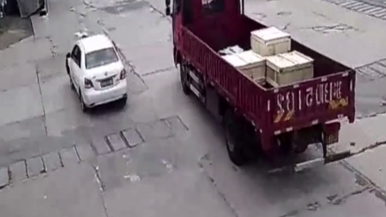作死电动车直闯红灯突遇大货车，监控记下惊险画面！