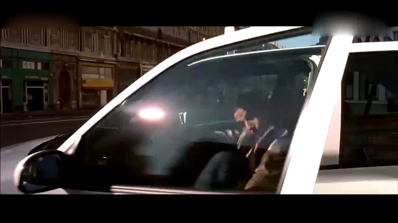 交警见出租车违章欲贴罚单，司机见招拆招，想贴没那么容易！