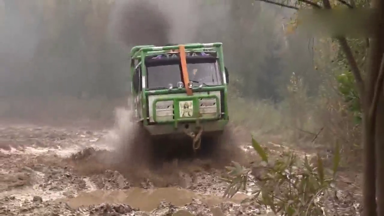 能把卡车开出越野的感觉，这老司机也是没谁了！