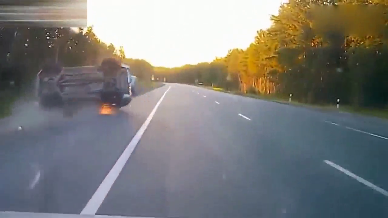 小伙把破车当成了跑车开，本想玩个漂移，结果把自己飘飞了