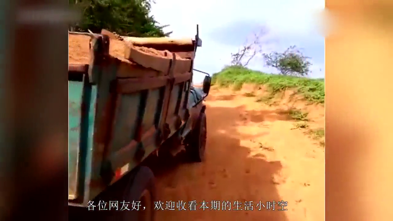 小伙开卡车拉渣土，不料直接侧翻在地，下一幕更悲惨！