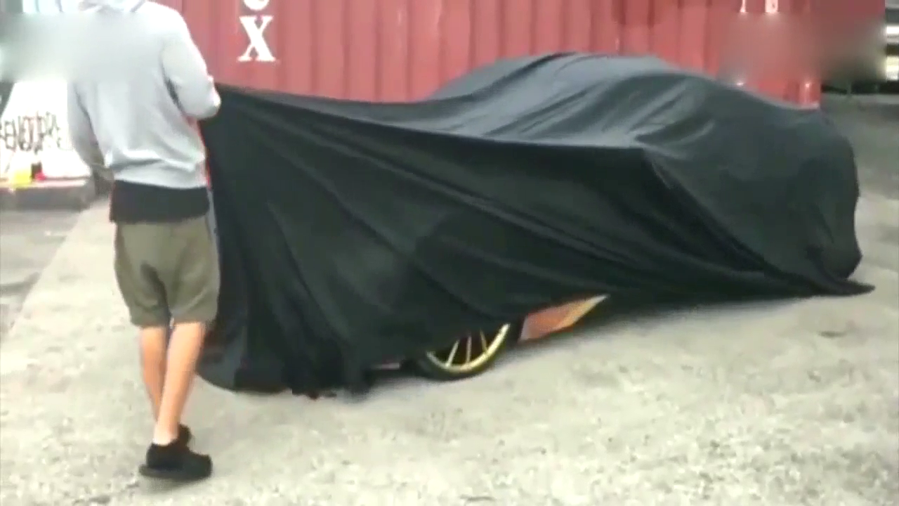 手工改装的宝马跑车到货了，拉开遮车布终于知道有多霸气！