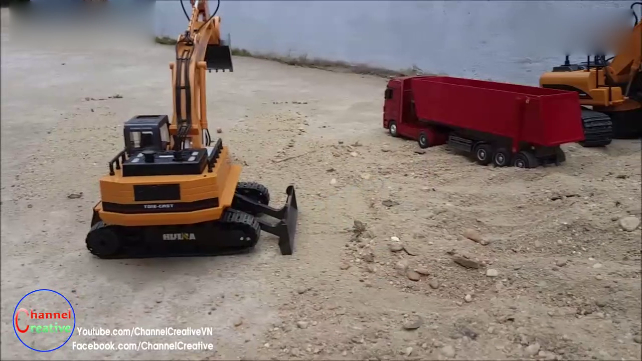 挖掘机挖断奔驰卡车，RC挖掘机学校哪家强？