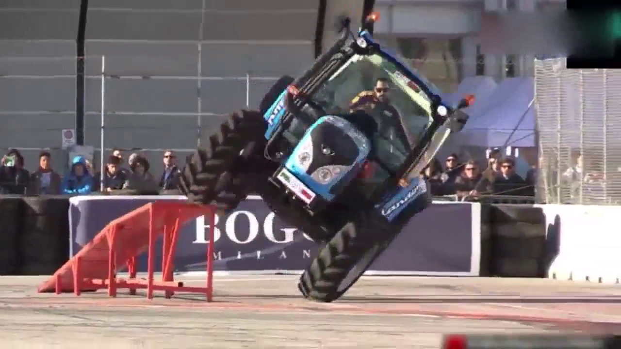 拖拉机表演单边行走特技，跑车只能跟在后面当陪衬