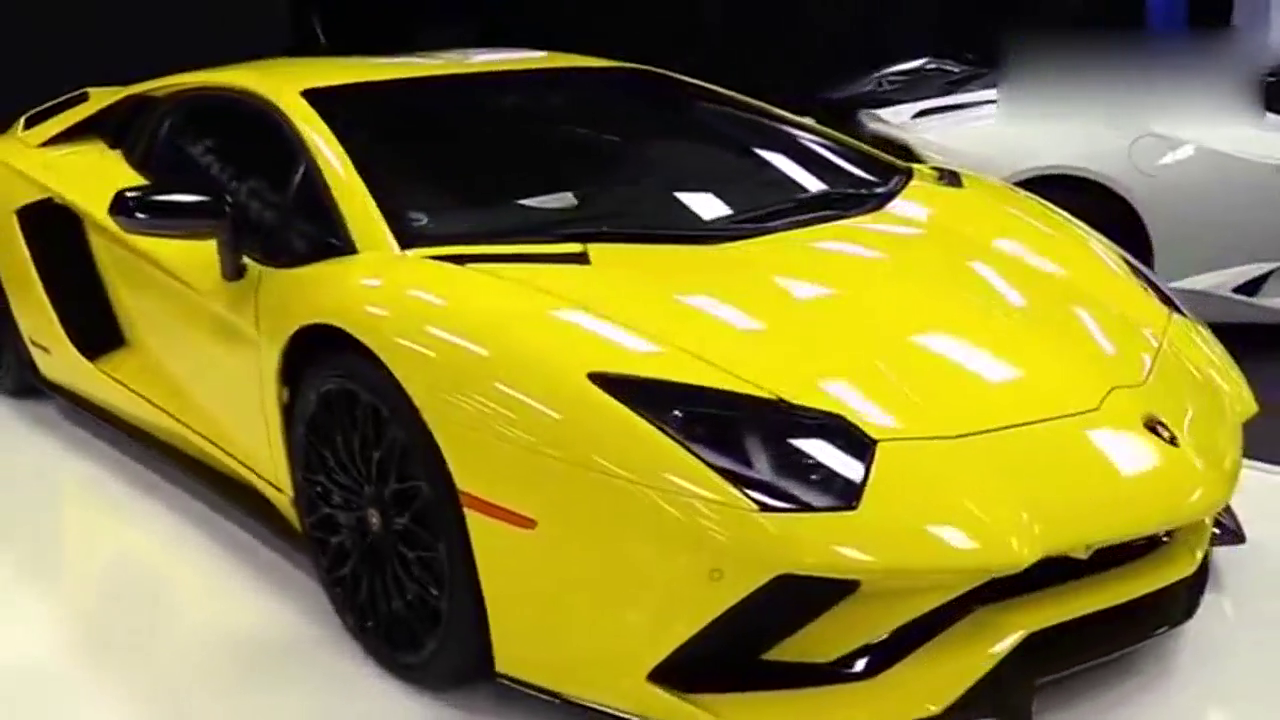 我现在有点飘了，连兰博基尼Aventador S超级跑车也敢看了！