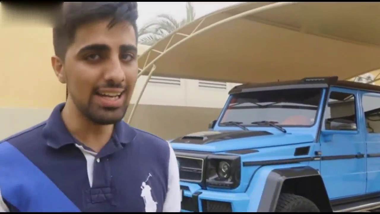 迪拜土豪哥新买布加迪越野车被姐姐抢走，气的开跑车吃冰激淋压惊