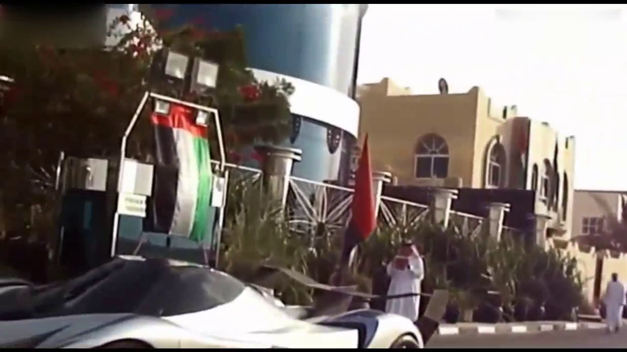 迪拜土豪一亿订制的豪华跑车，光看内饰就知道有多霸气