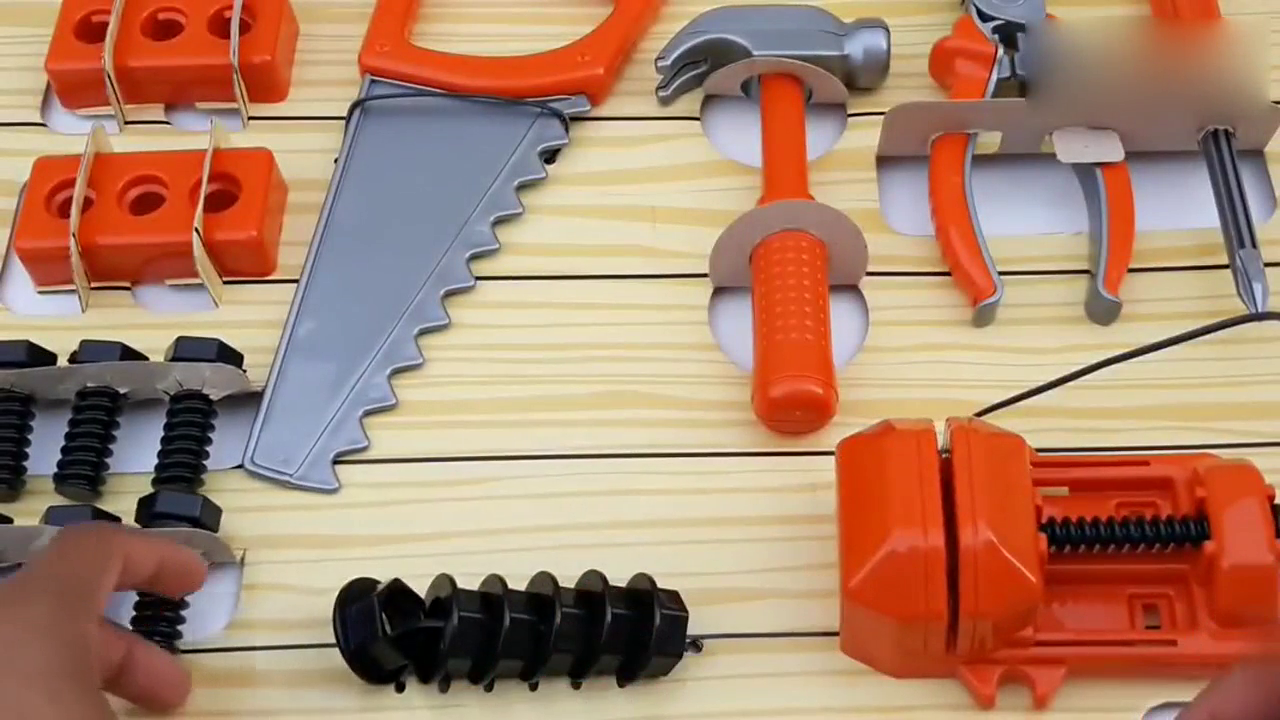 组装拼搭怪兽卡车模型玩具啦，超多的工具给你用哦