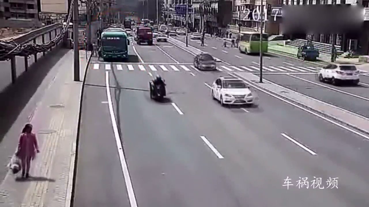 面对突然窜出的孩子，大卡车一脚刹车，却让他背了黑锅！