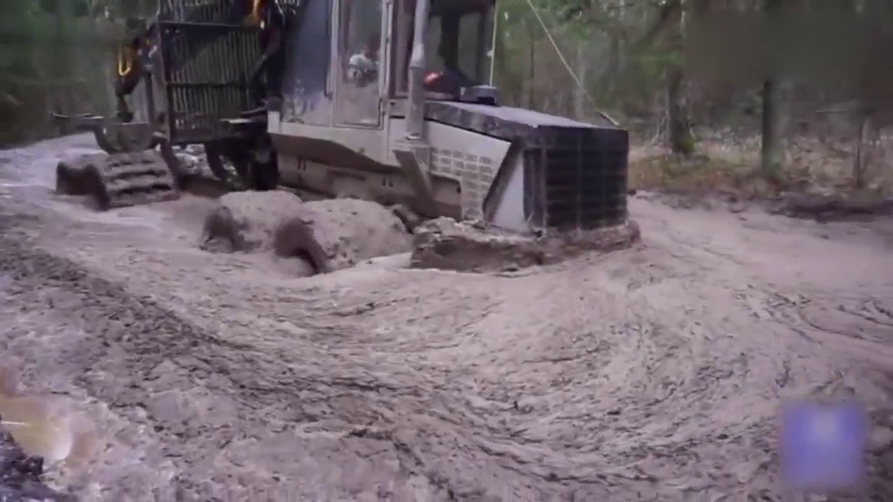 特种卡车, 林区满载行驶在淤泥中