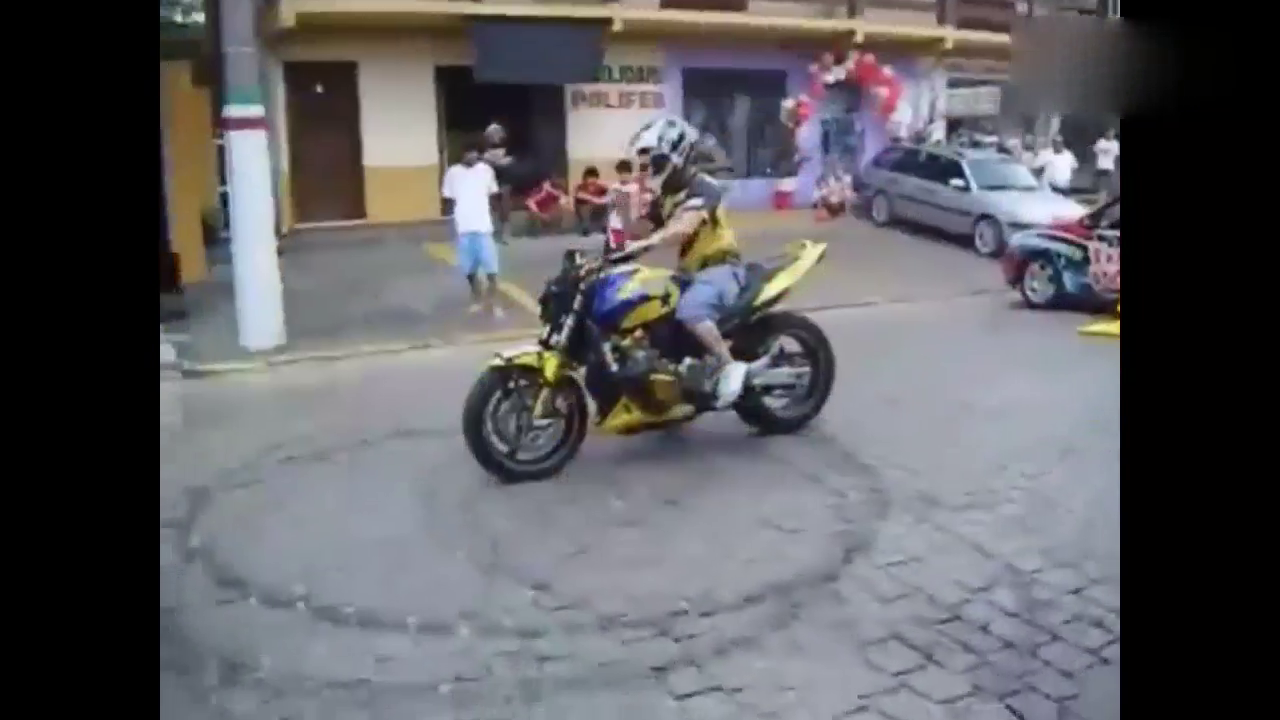 顶牛玩烧胎我就服你，跟大卡车干上了！