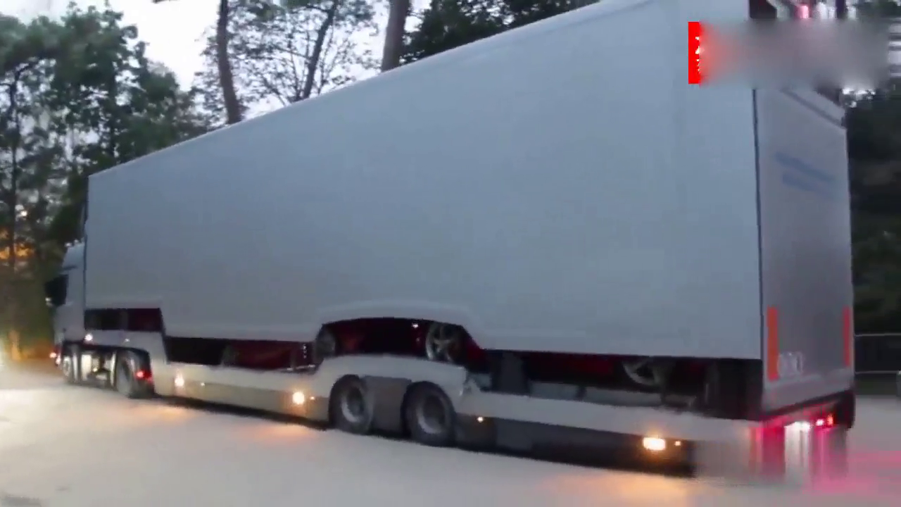 迪拜土豪花5亿定制的跑车到货，打开车厢那刻，彻底被惊艳到了！