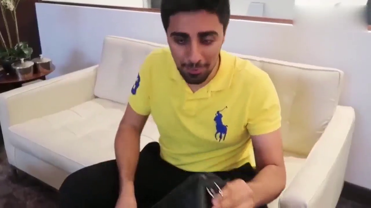 迪拜土豪去4S店买跑车 看到点钞机上的数字店长都紧张了！