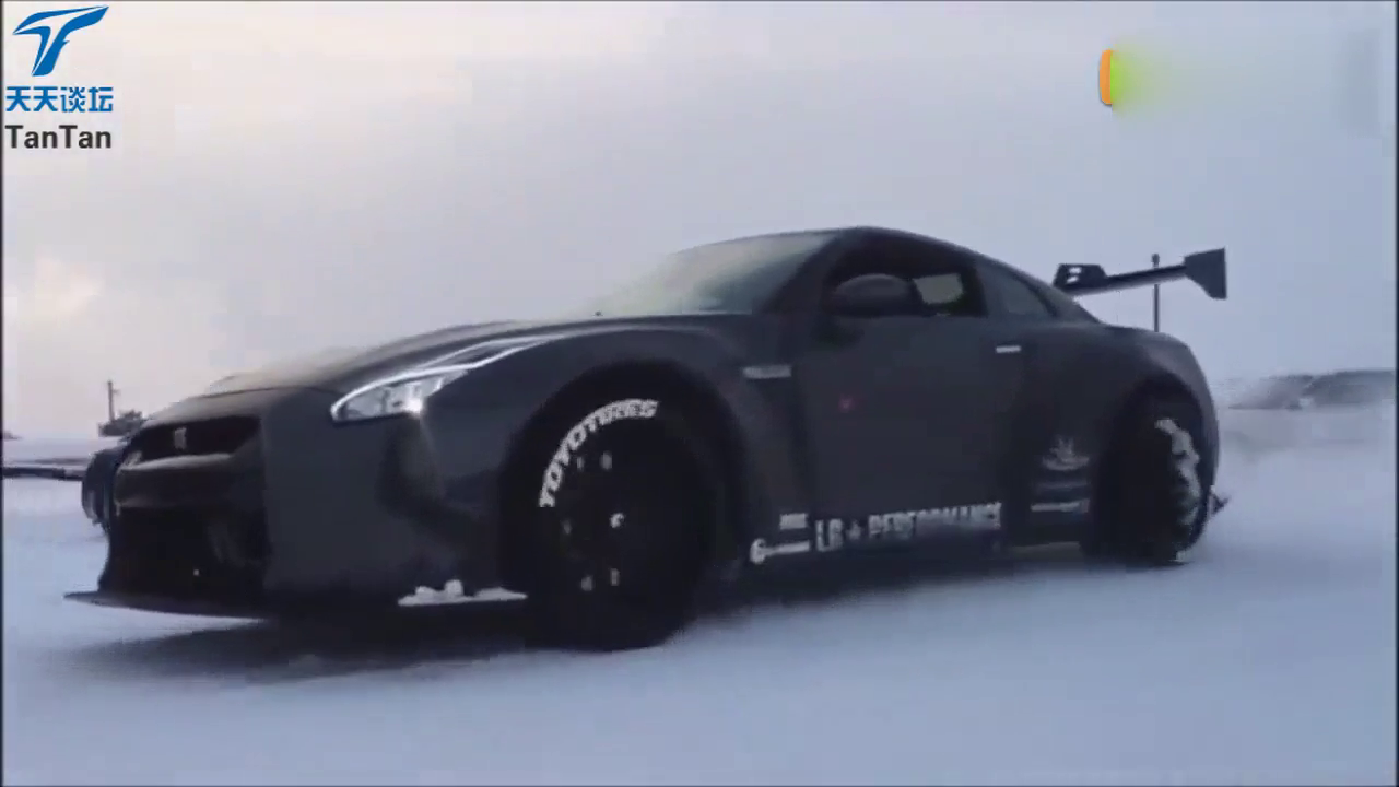 改装车雪中尽情展示漂移