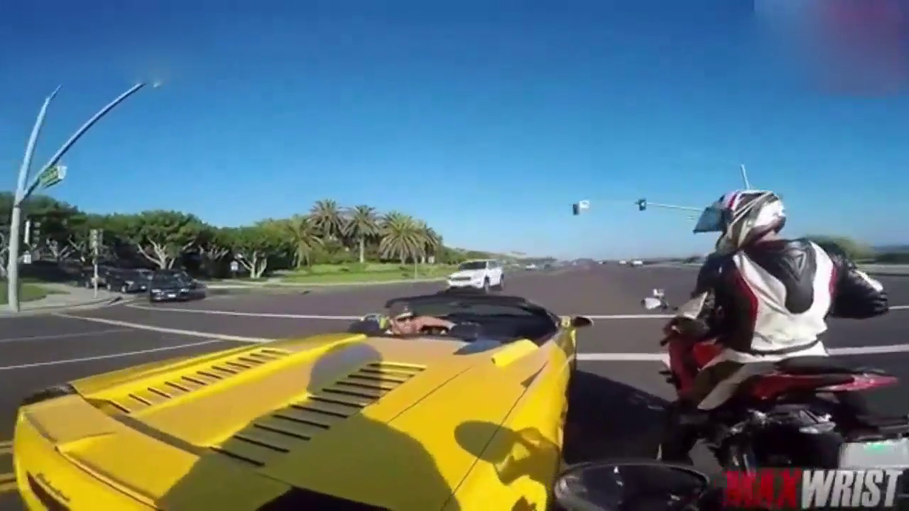 摩托车追赶豪华跑车，看着真刺激