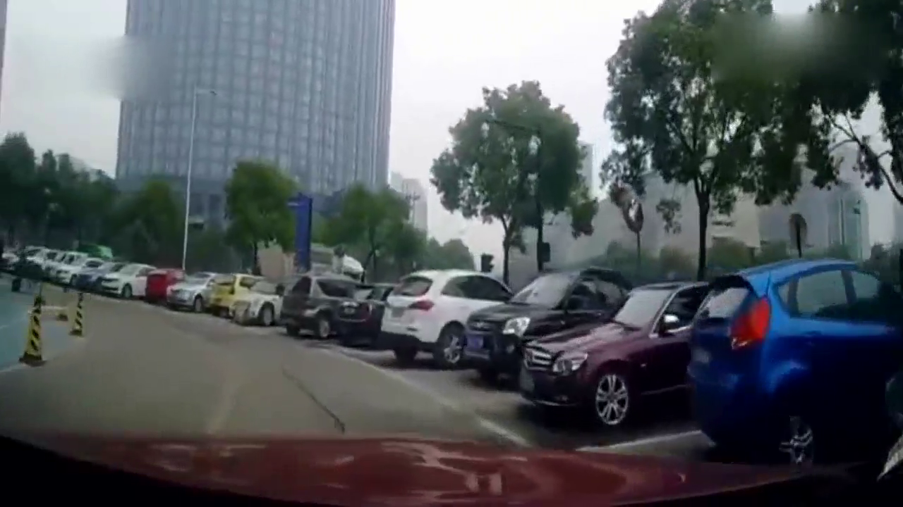 视频车主找车位停车，电动车小伙突然鬼探头，车主心疼的要命