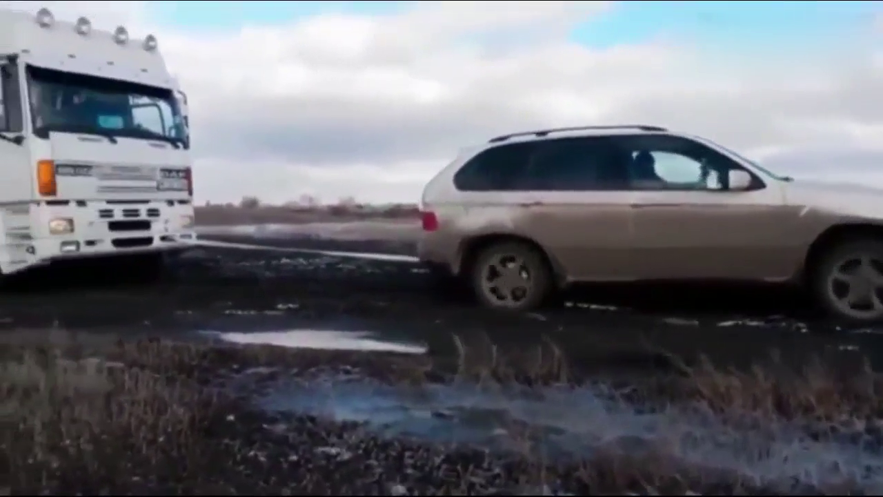 最牛的老司机集锦 小汽车做的可以拖动泥中的大卡车吗