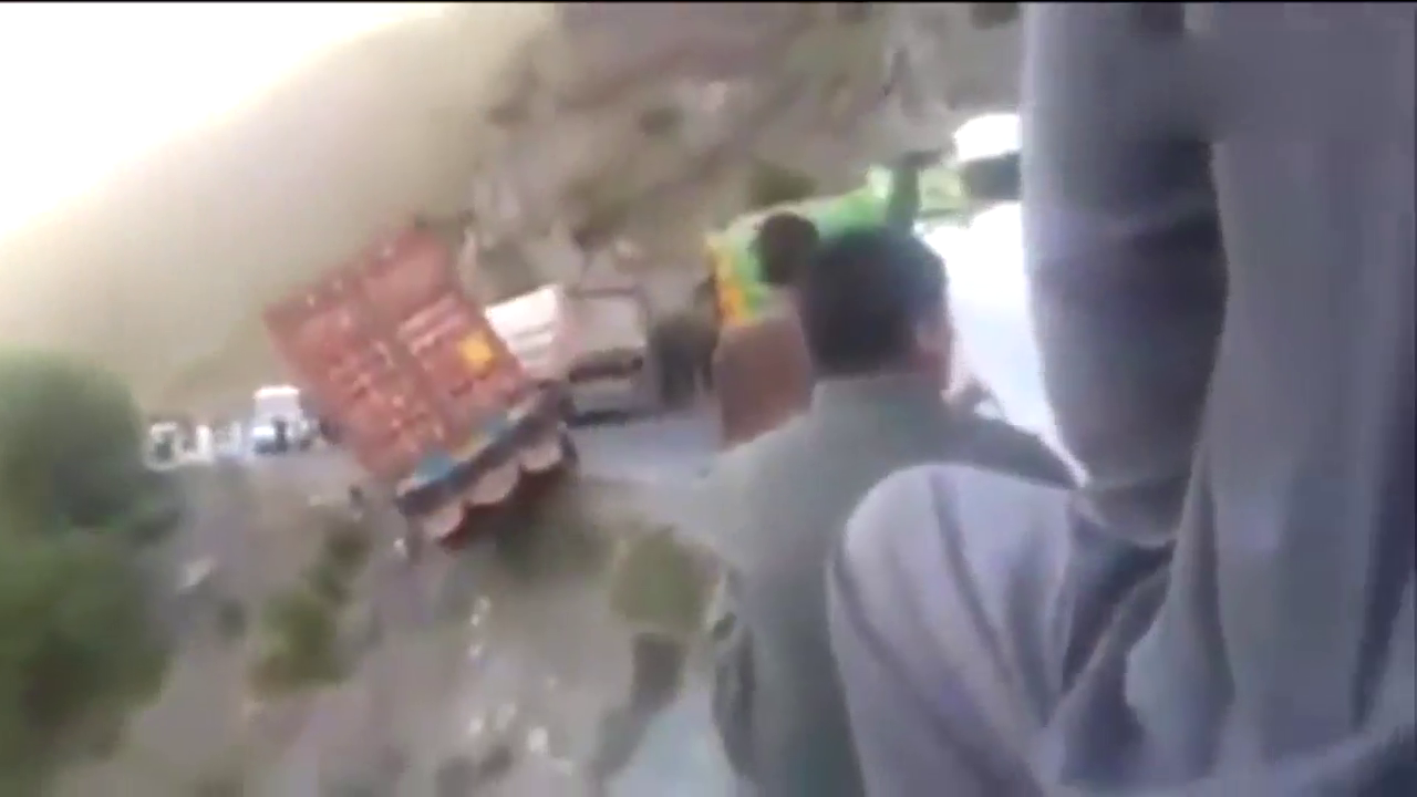 三分之一车身已掉入悬崖 卡车司机能否脱险？吃瓜群众倒是很淡定