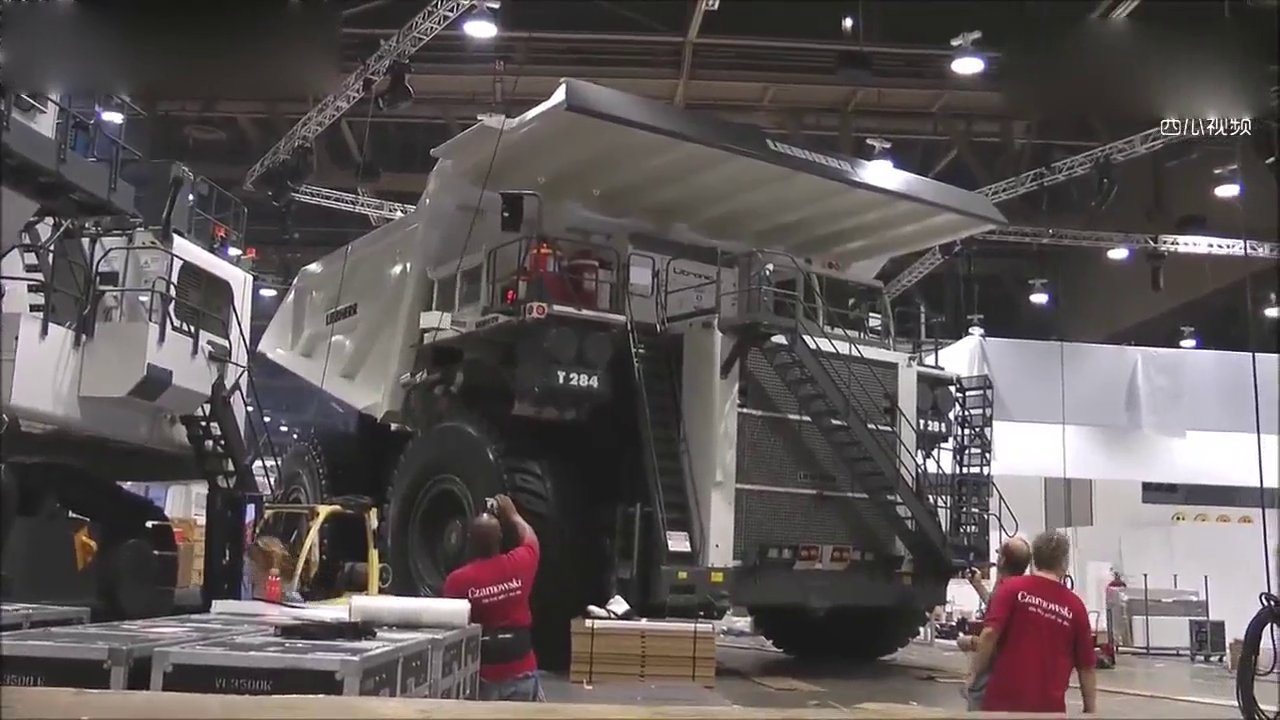 世界上最大的自卸卡车载重高达500吨，百公里油耗1300升？