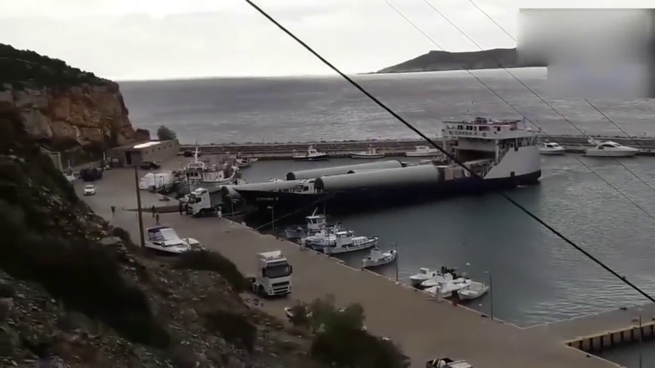 MAN卡车运输超长物件从渡轮里下来，真厉害