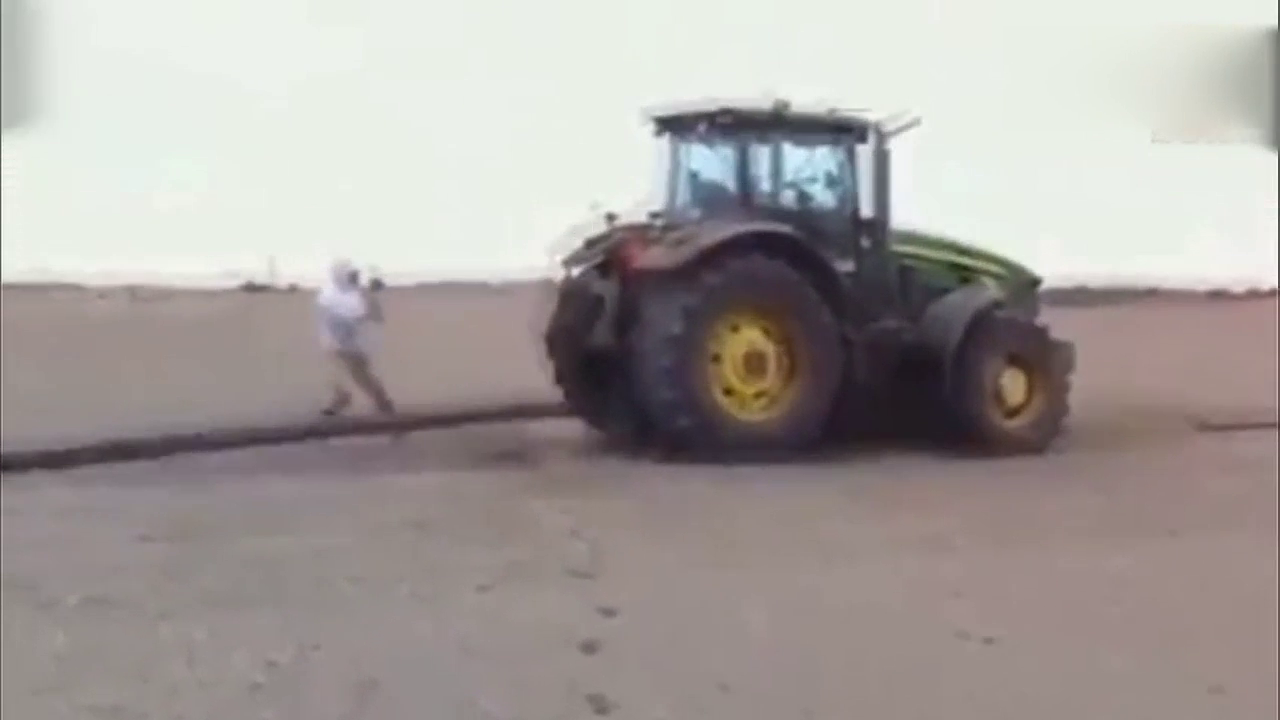 三哥把拖拉机当跑车开，开挂起来真的是不要命啊！