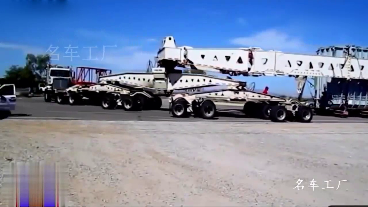 世界上最长的卡车，可以连50节拖车，最大载重量高达500吨