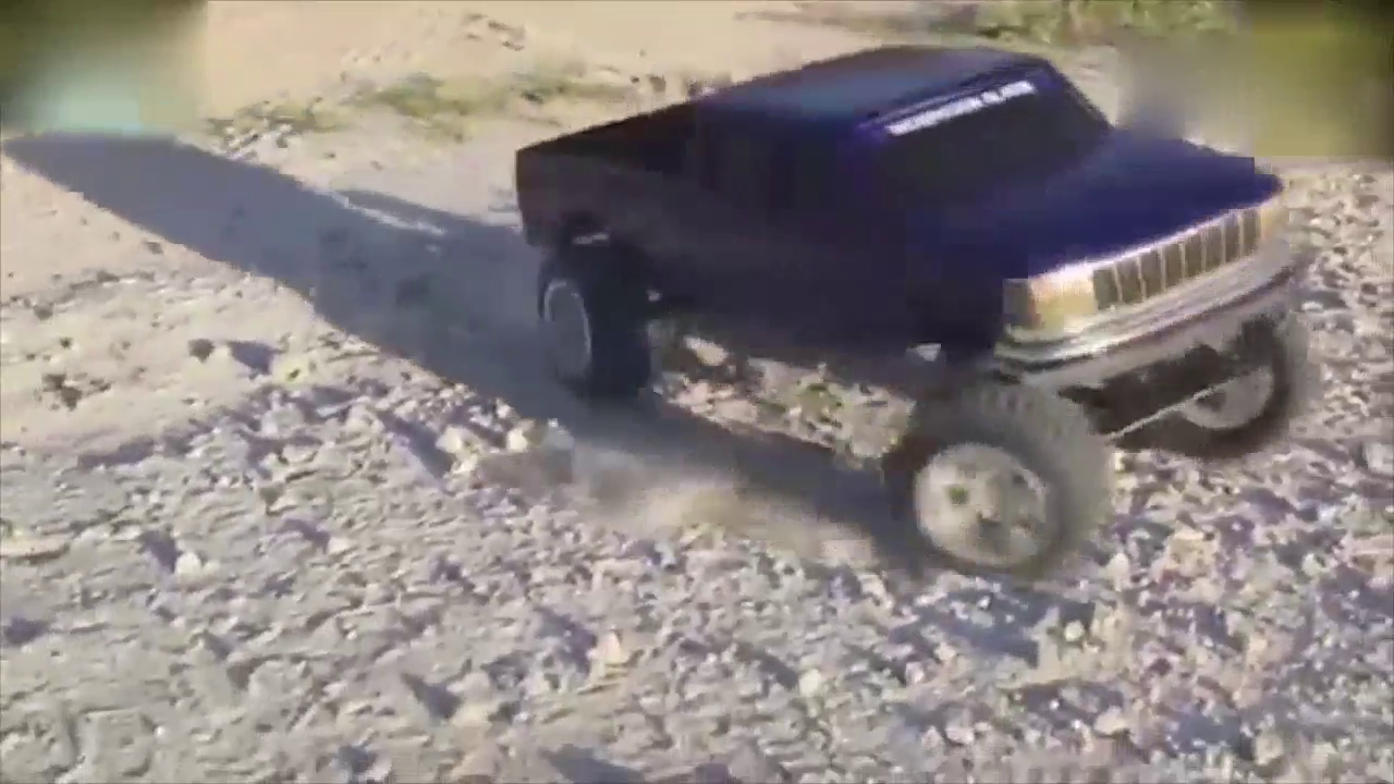 玩具遥控大卡车乱石林立的溪流如同平地，非一般的发动机！