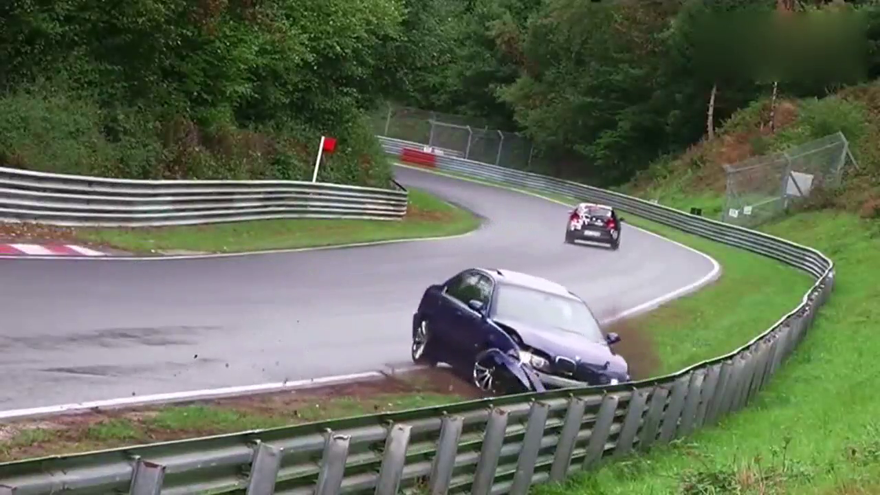 猝不及防后面来的一辆车就撞护栏了，某跑车还差点打不着火