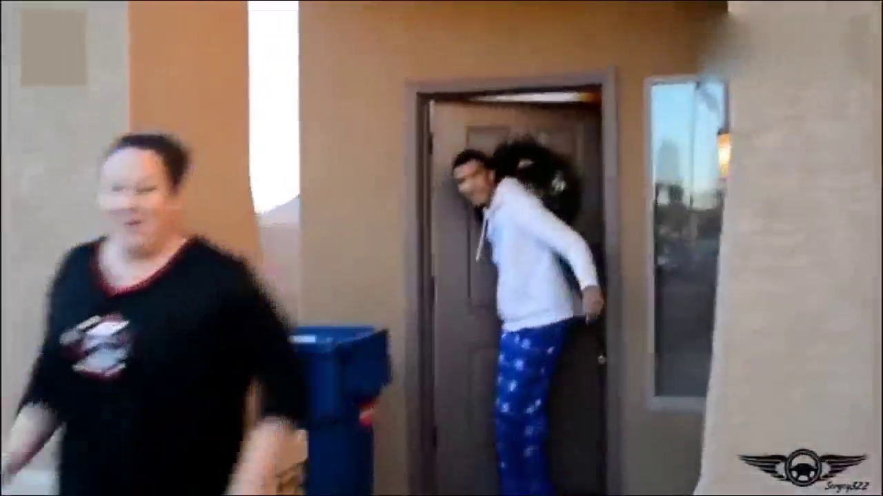 爸爸送了儿子一辆“上古”跑车，儿子见到车后一脸懵比