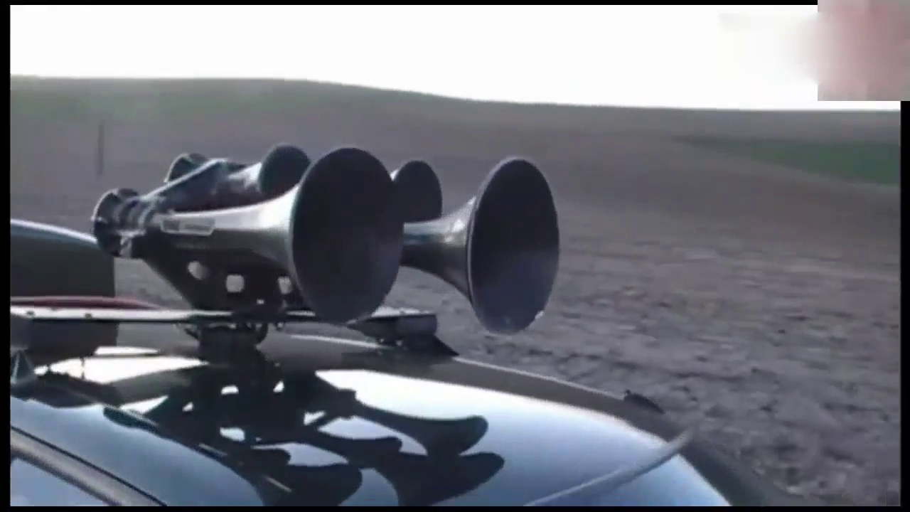 玩改装车的大神，在车顶装了个大喇叭，这鸣笛一下像火车