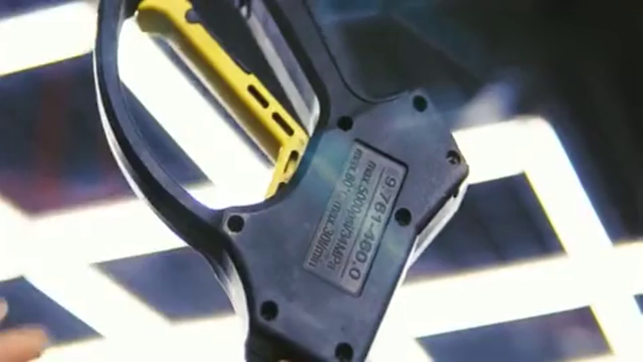 小姐姐开着这辆改装车散发迷人微笑