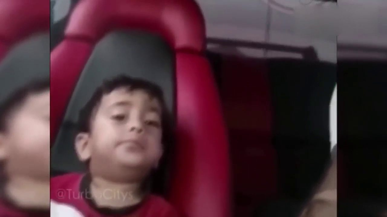 小孩坐几百公里时速的跑车居然昏昏欲睡，心是真大