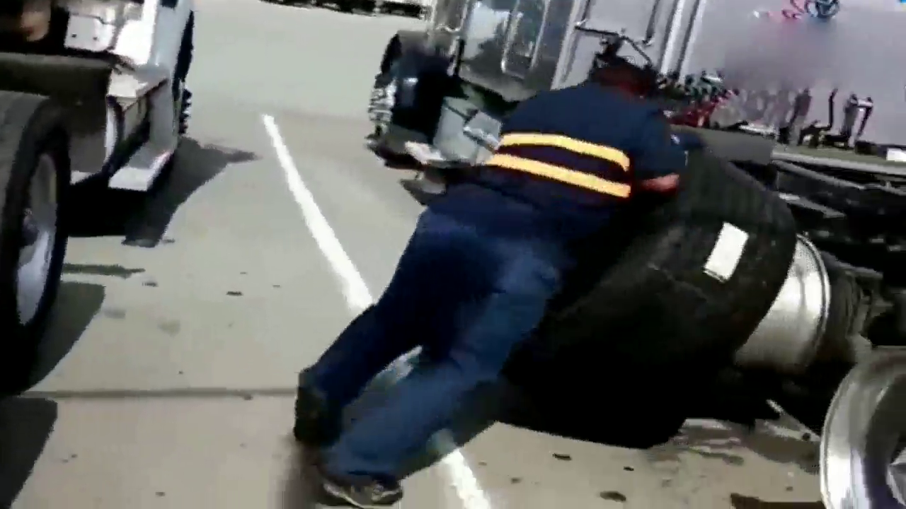 师傅的安装技术很娴熟，卡车轮胎竟然这么宽？