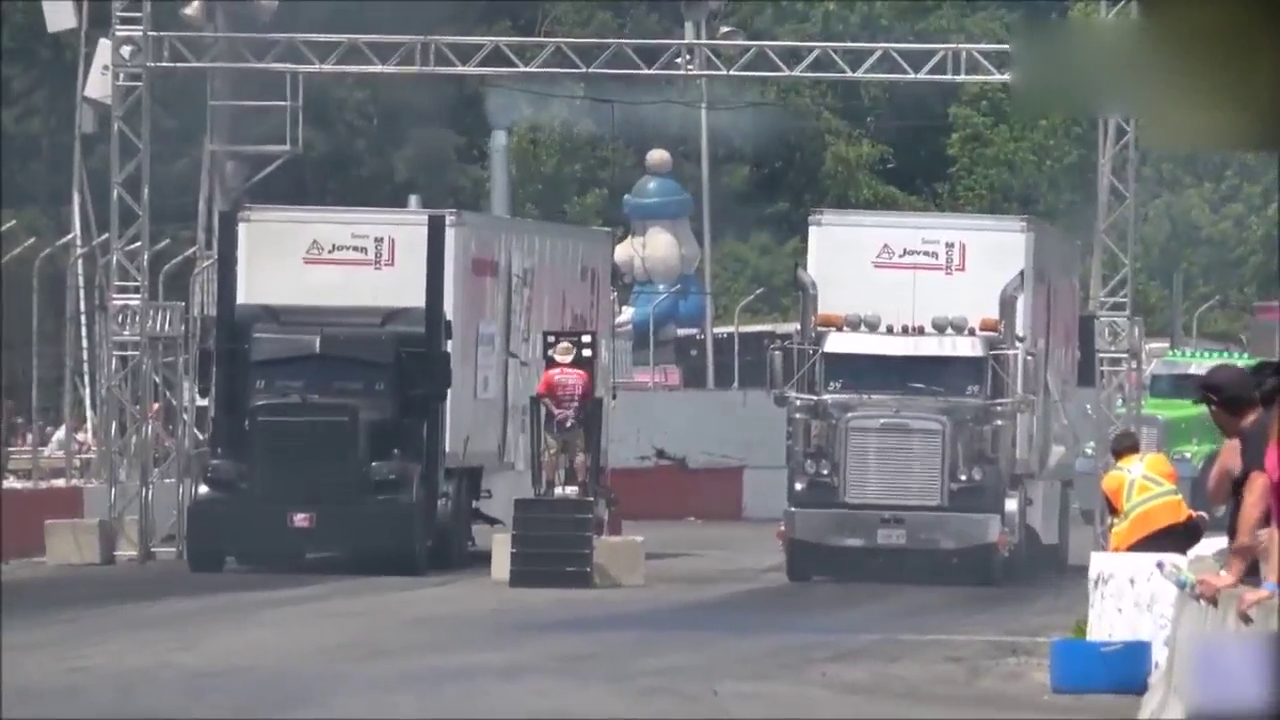 重型卡车全油门加速，浓烈黑烟很壮观