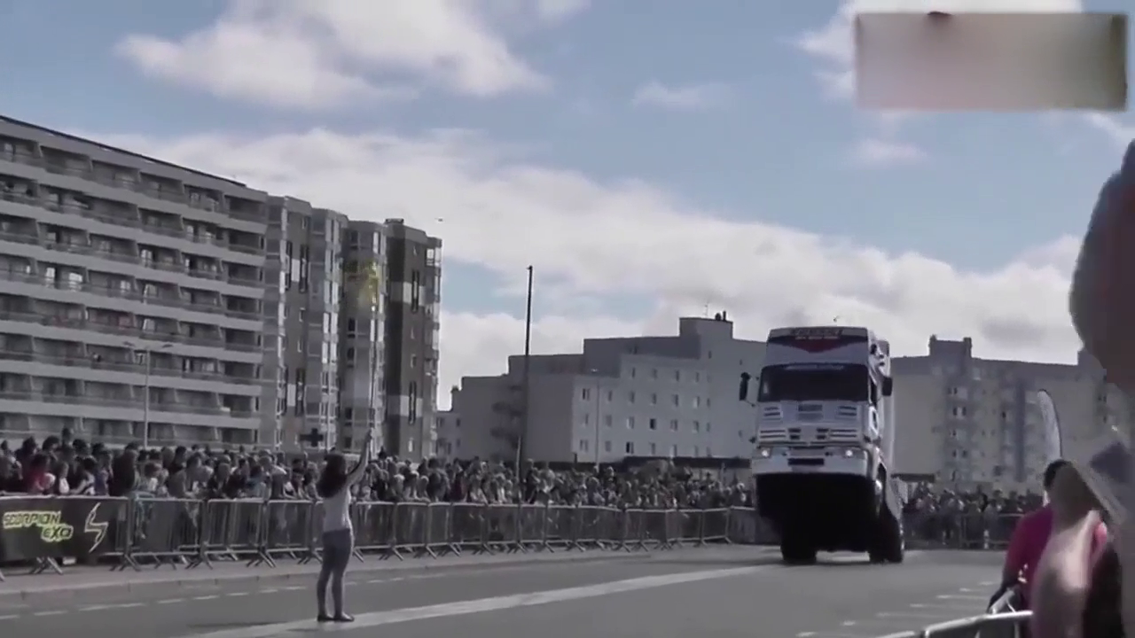 重型卡车也能玩翘头？特技表演让人大开眼界