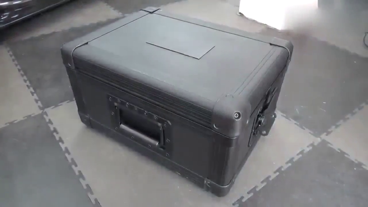 迪拜土豪花三千万买跑车，送了一个神秘箱子，打开以后太霸气了！