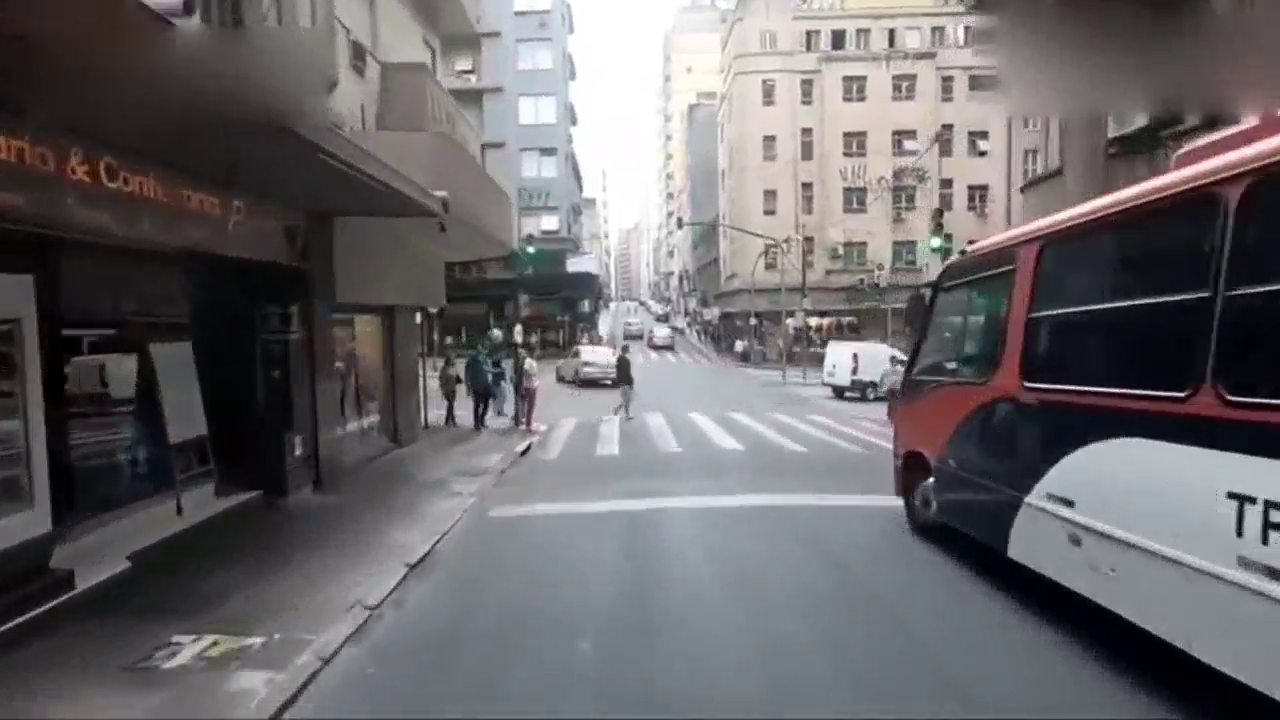 22个轮的大卡车进城，女司机这车技无可挑剔霸气真不是盖的！