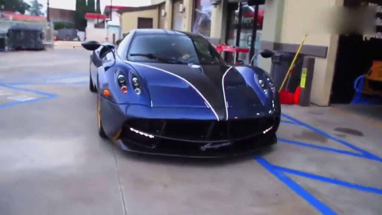 像这样的超级跑车帕加尼,还用奔驰的发动机